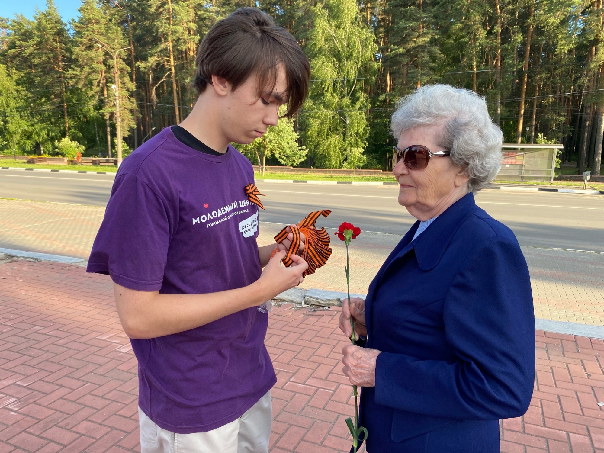 Выксунцы зажгли свечи в День памяти и скорби | 24.06.2024 | Выкса -  БезФормата